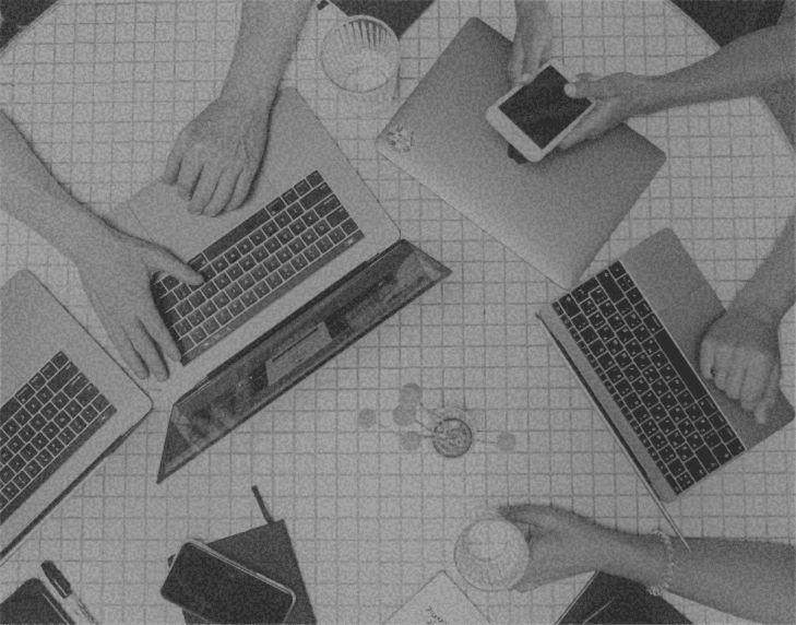 Gente de la comunidad trabajando en sus laptops